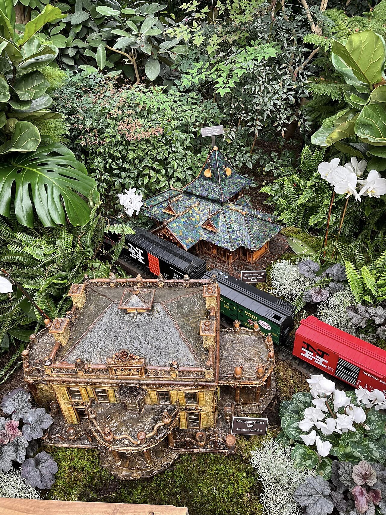 NYBG Holiday Train Show 2026–2027 in New York: dates, tickets and family guide — Photograph from an earlier edition; the current display can differ.